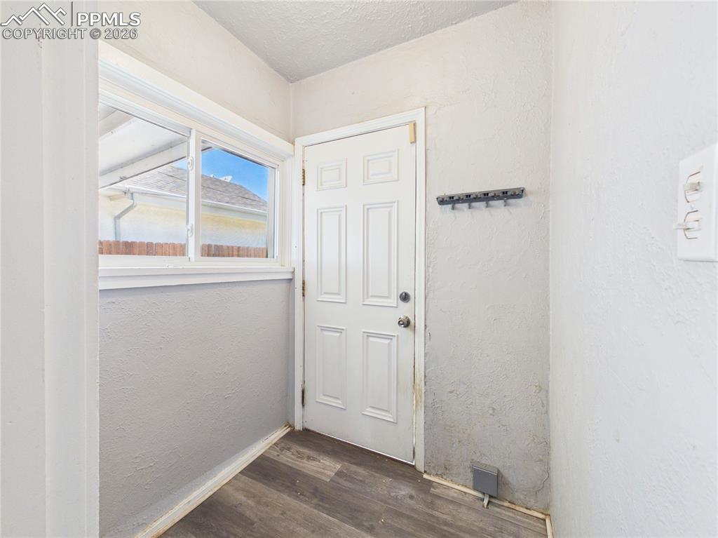 Image 14 of 33: Entry