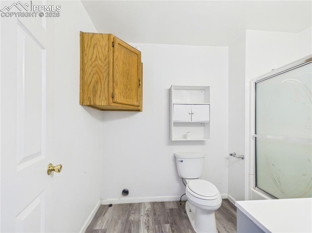 Image 18 of 33: Bathroom