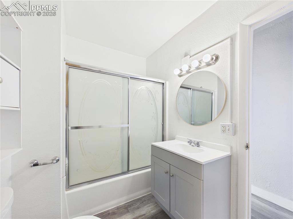 Image 19 of 33: Bathroom