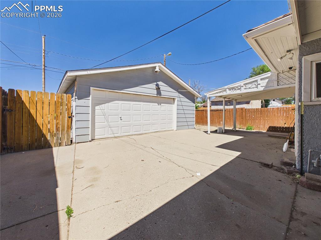 Image 23 of 33: Garage