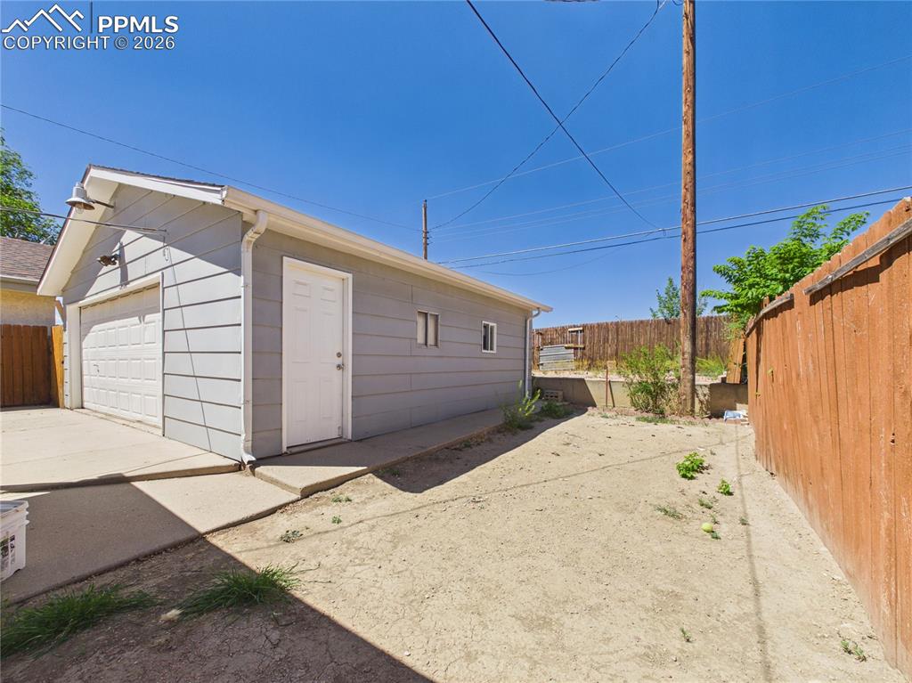 Image 26 of 33: Garage