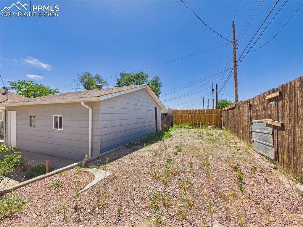 Image 27 of 33: Yard