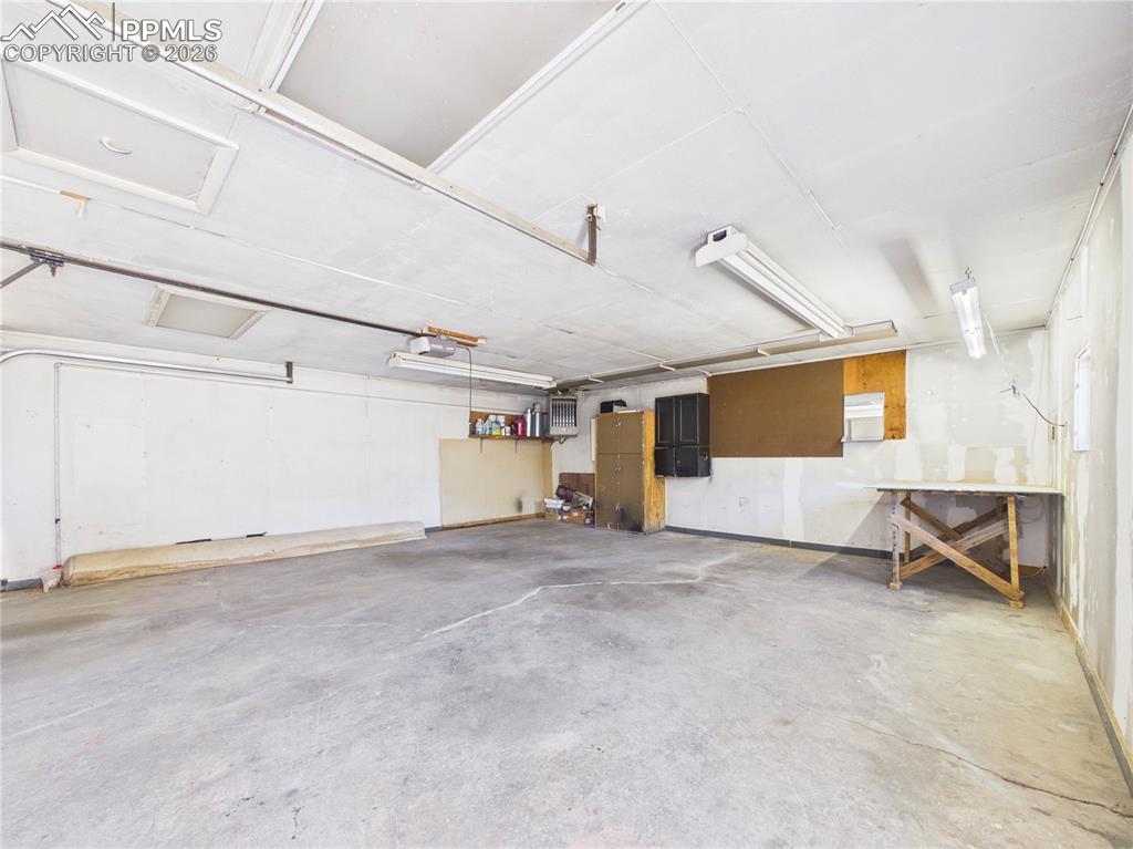 Image 28 of 33: Garage