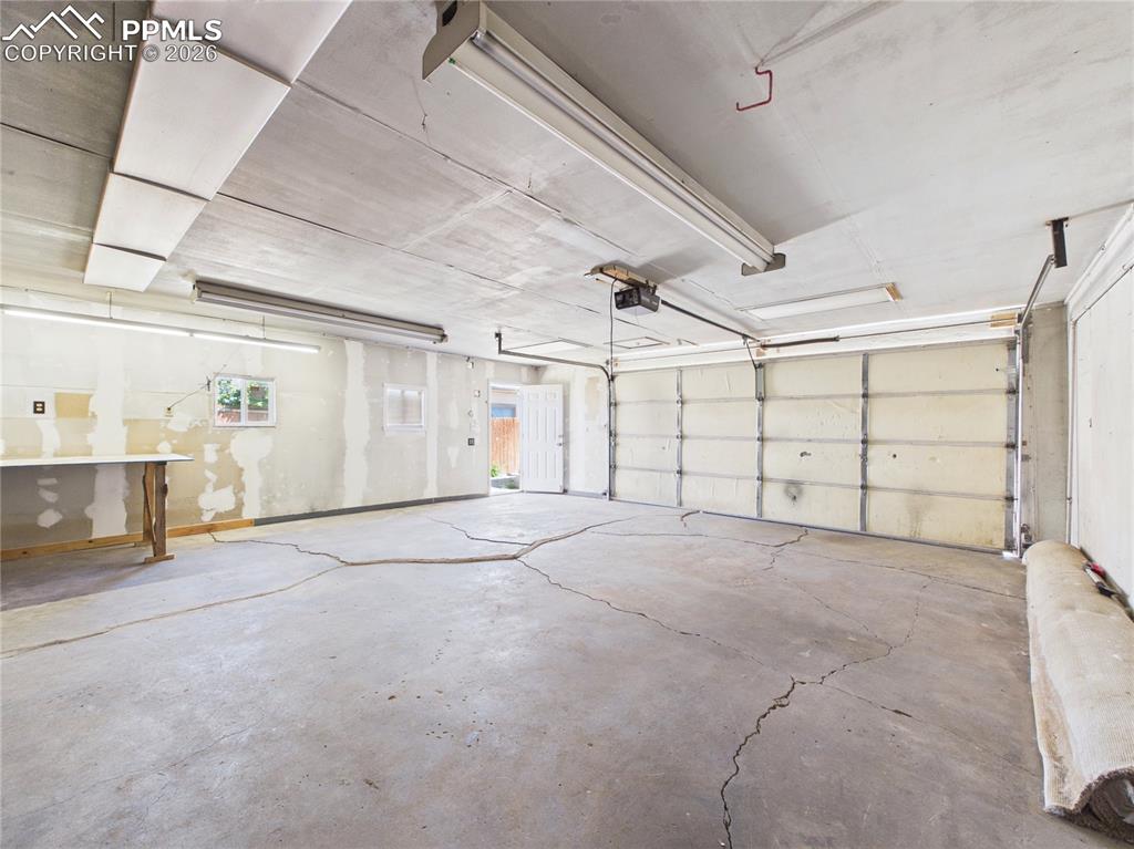 Image 29 of 33: Garage