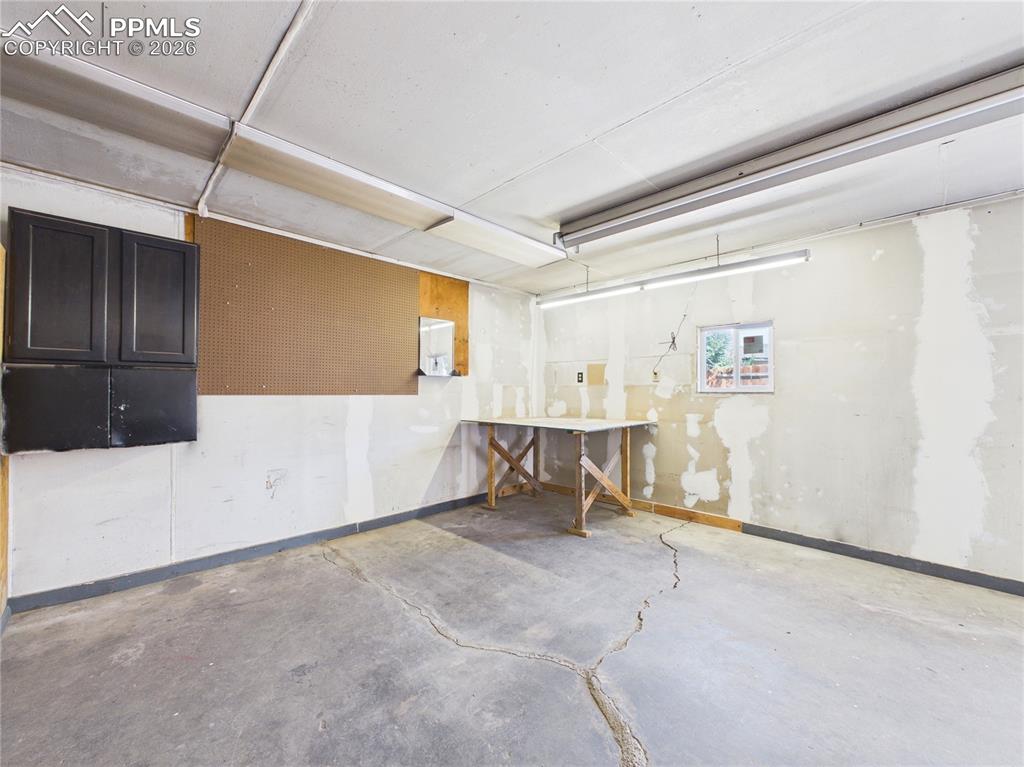 Image 30 of 33: Garage