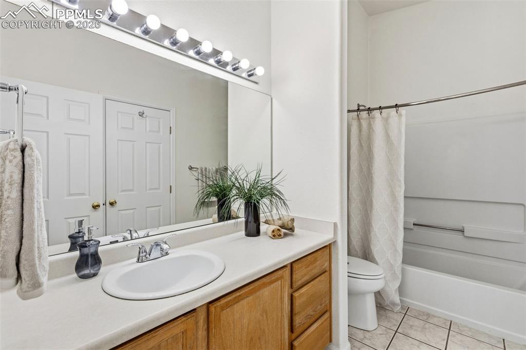 Image 14 of 25: Bathroom