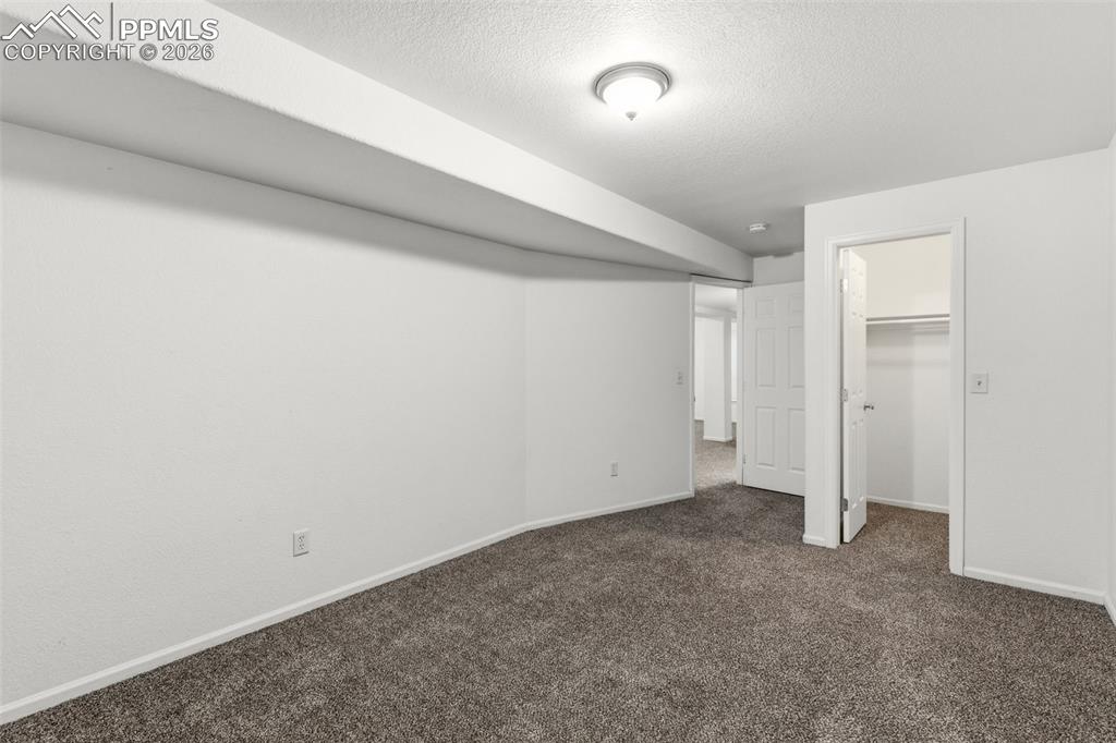 Image 21 of 25: Bedroom