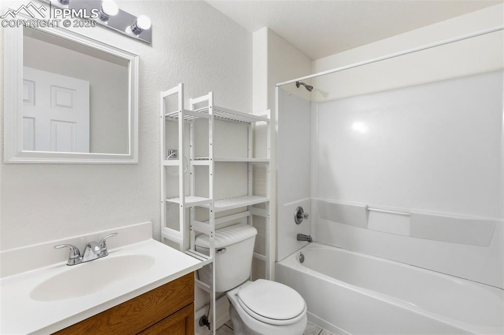 Image 22 of 25: Bathroom