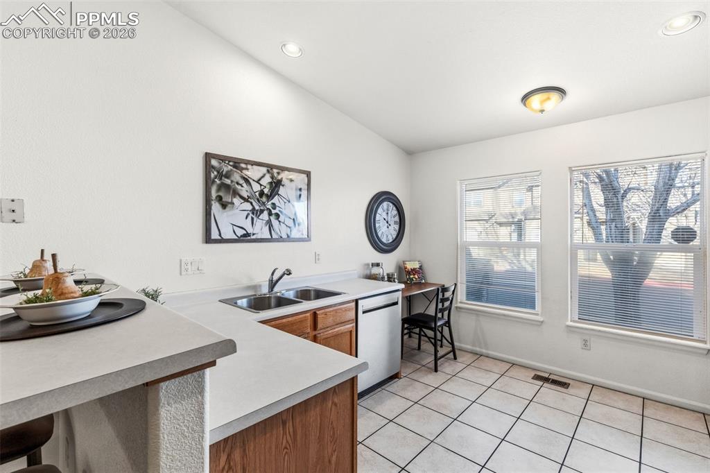 Image 8 of 25: Kitchen