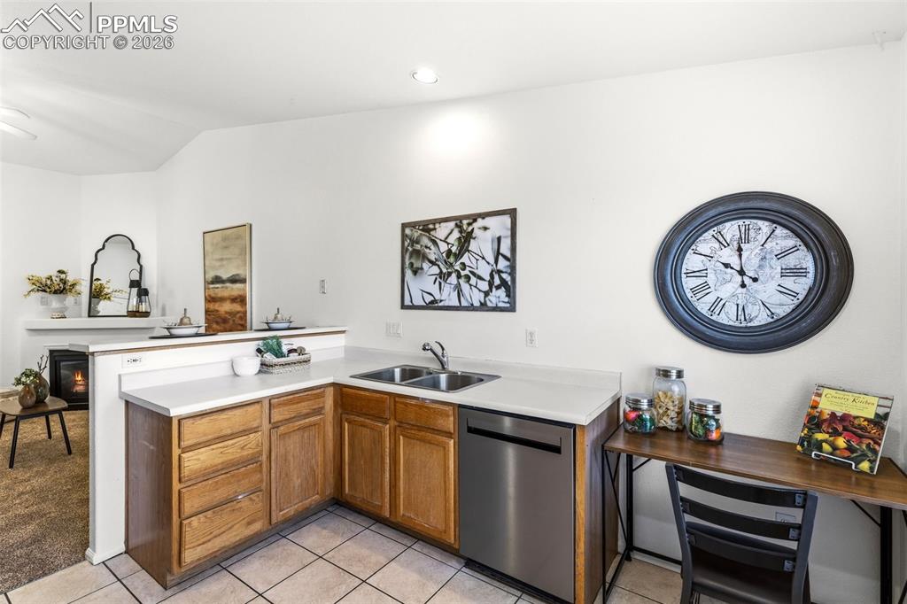 Image 9 of 25: Kitchen