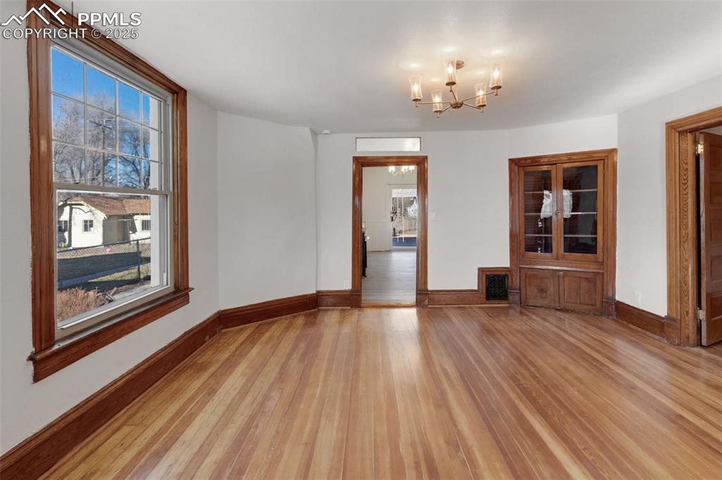 Image 10 of 46: Dining Area