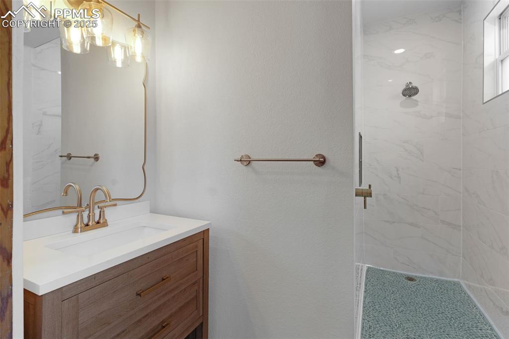 Image 18 of 46: Bathroom