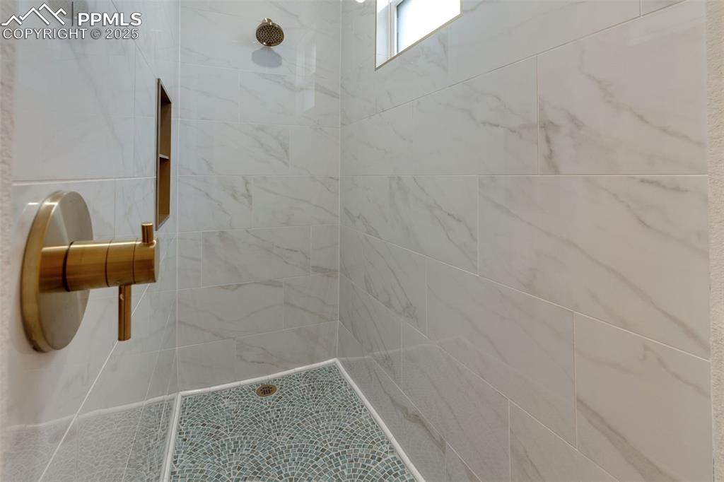 Image 19 of 46: Bathroom