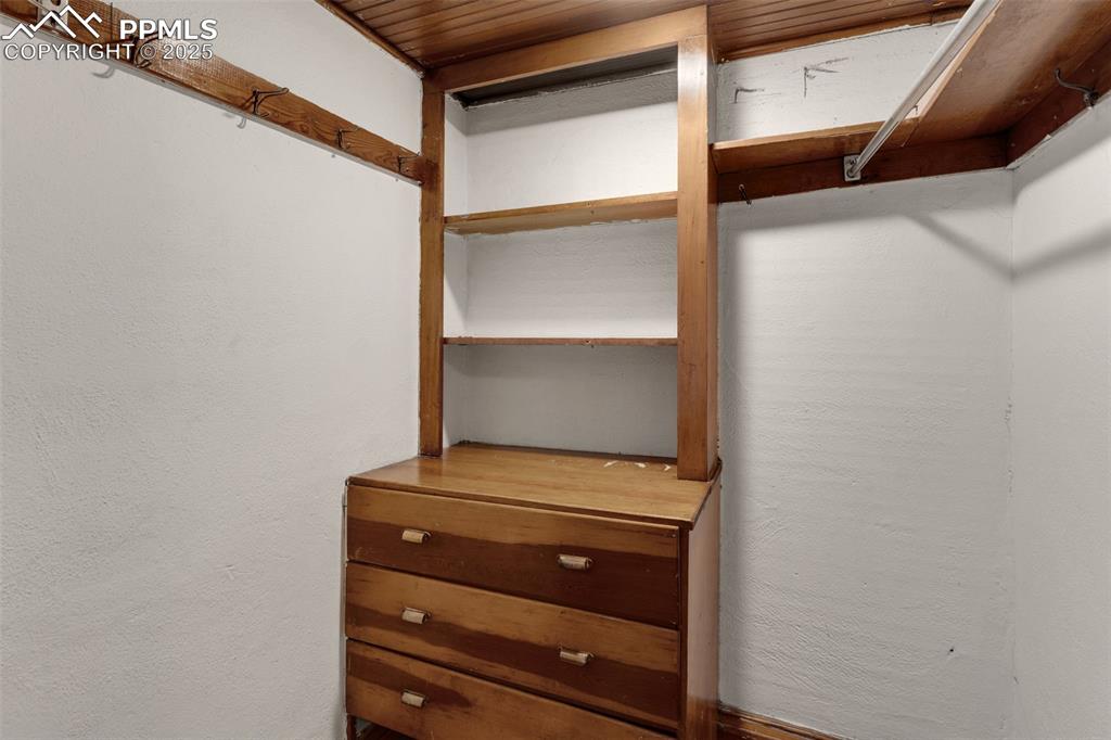 Image 20 of 46: Closet