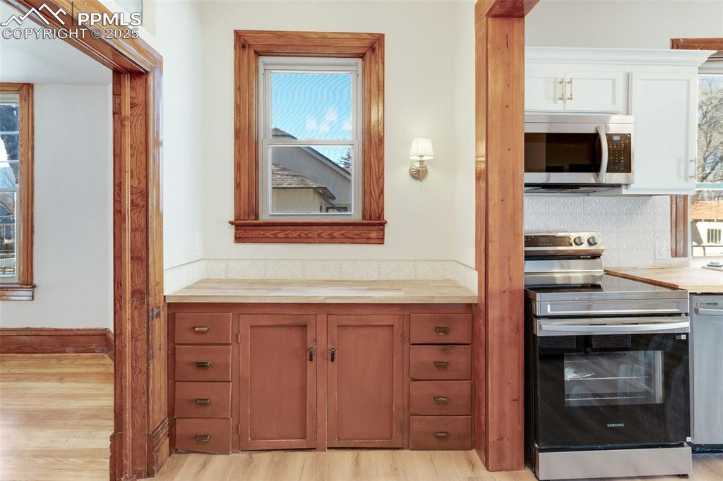 Image 21 of 46: Kitchen