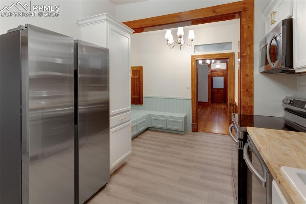 Image 25 of 46: Kitchen