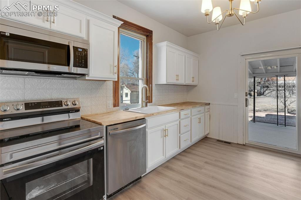 Image 26 of 46: Kitchen