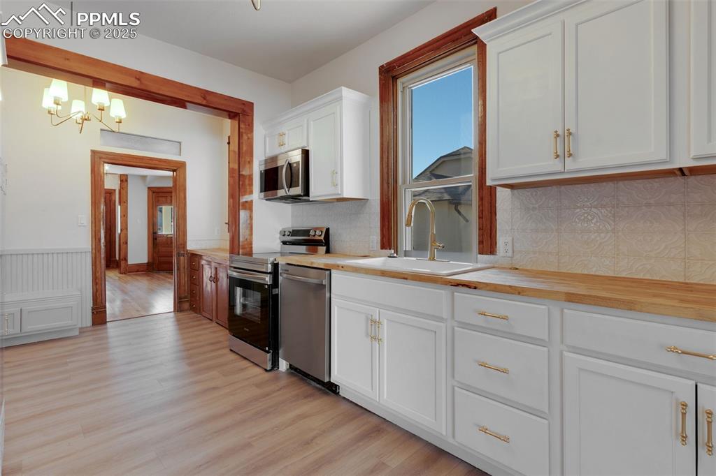 Image 28 of 46: Kitchen