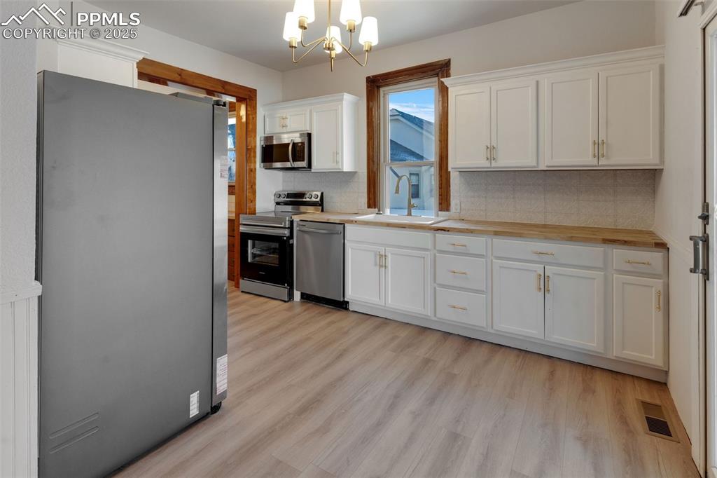 Image 29 of 46: Kitchen