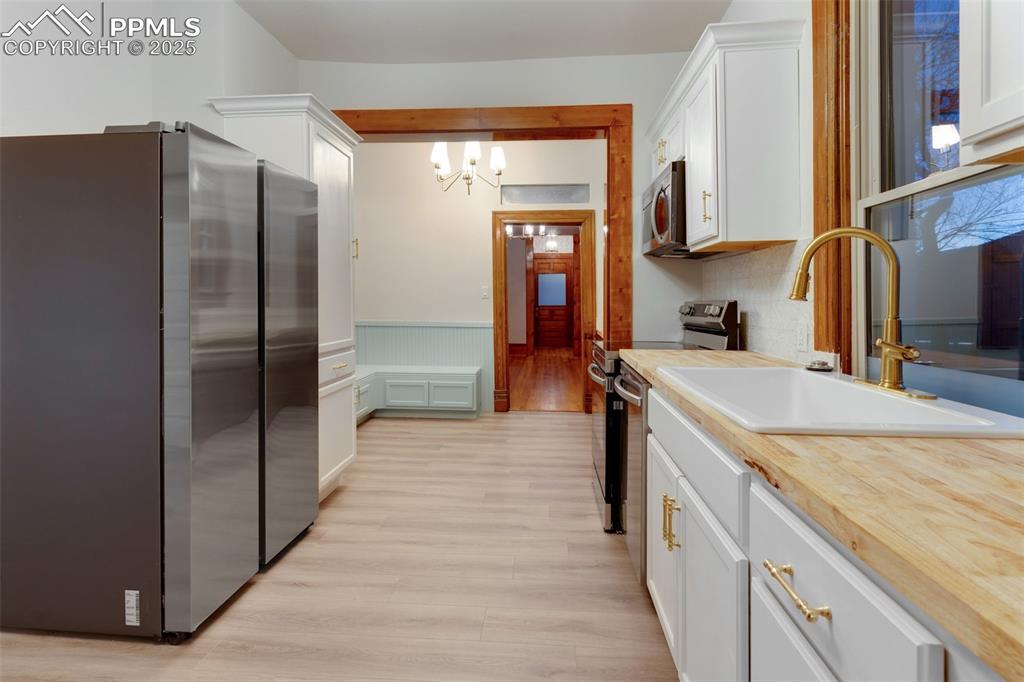 Image 30 of 46: Kitchen