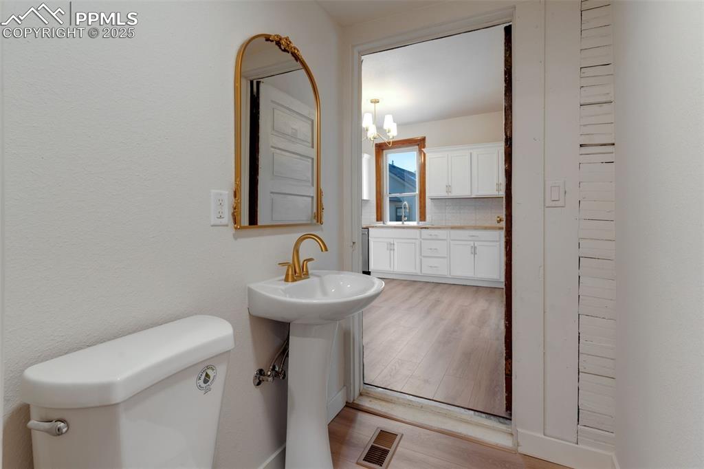 Image 33 of 46: Bathroom