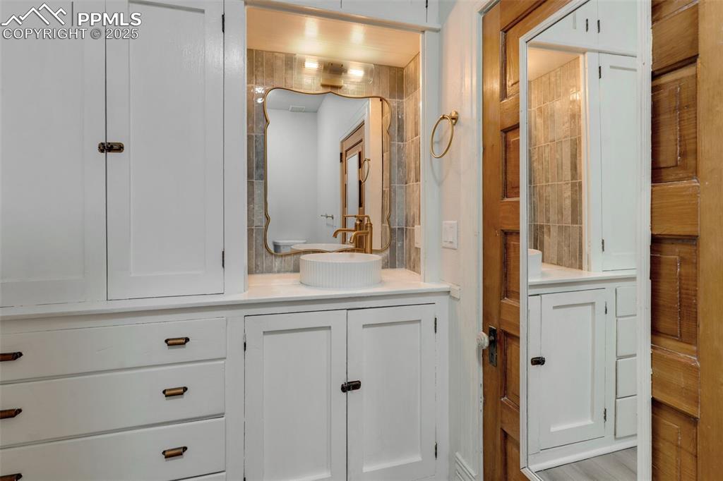 Image 38 of 46: Bathroom