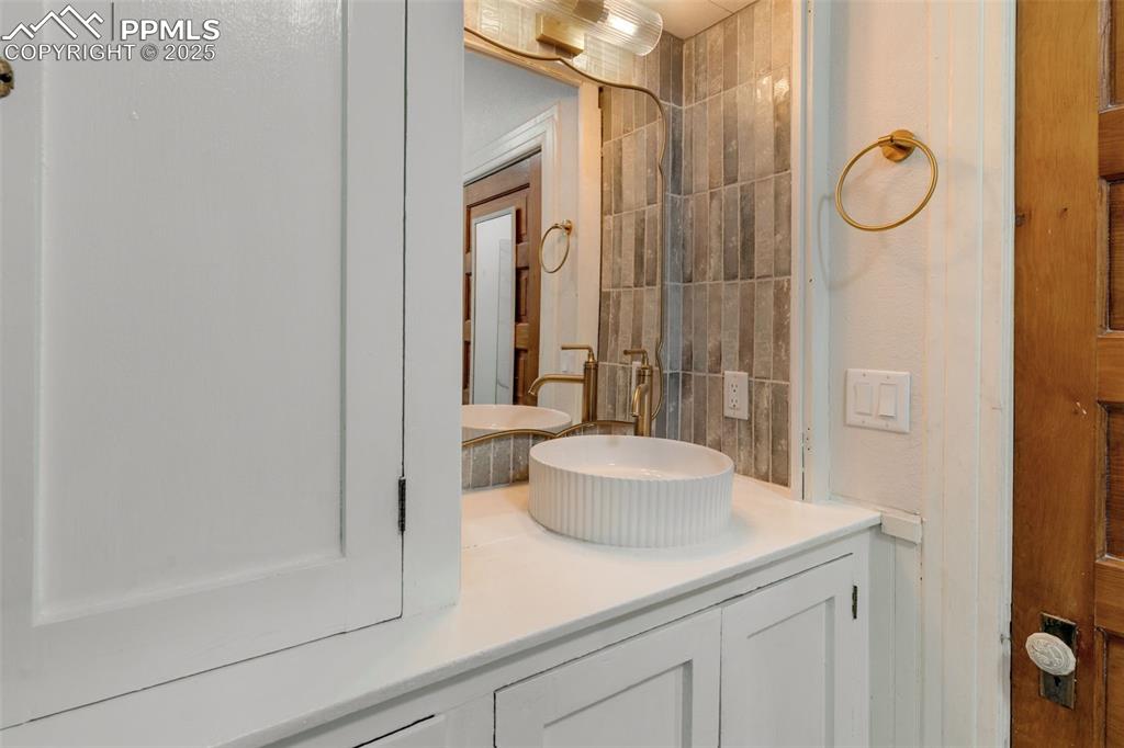 Image 39 of 46: Bathroom