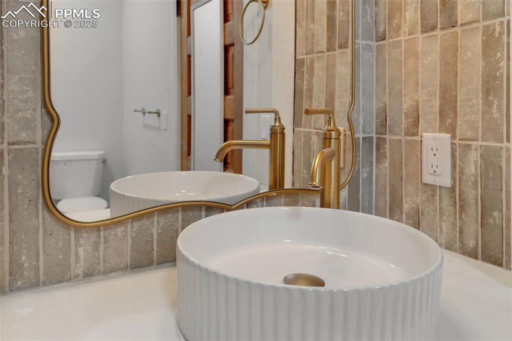 Image 40 of 46: Bathroom