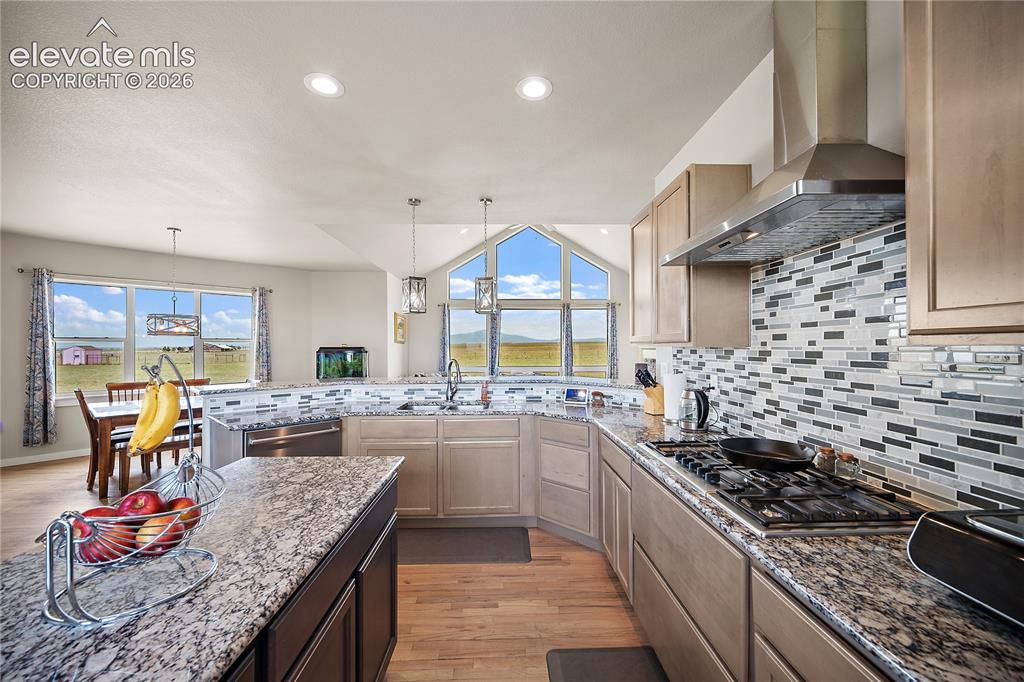 Image 7 of 48: Kitchen