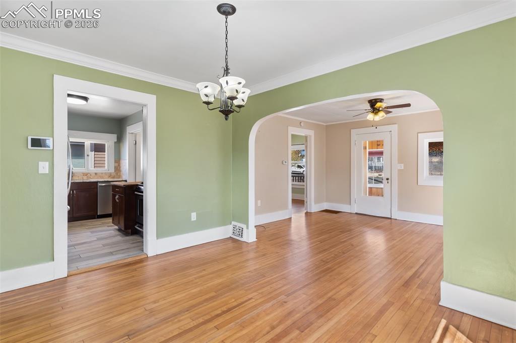 Image 10 of 31: Dining Area