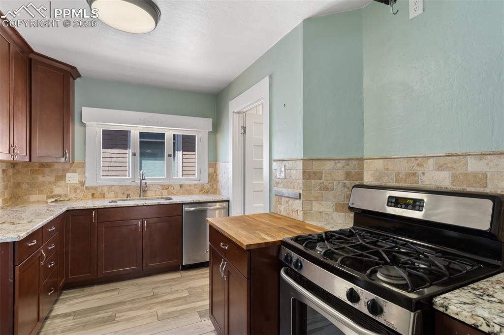 Image 13 of 31: Kitchen