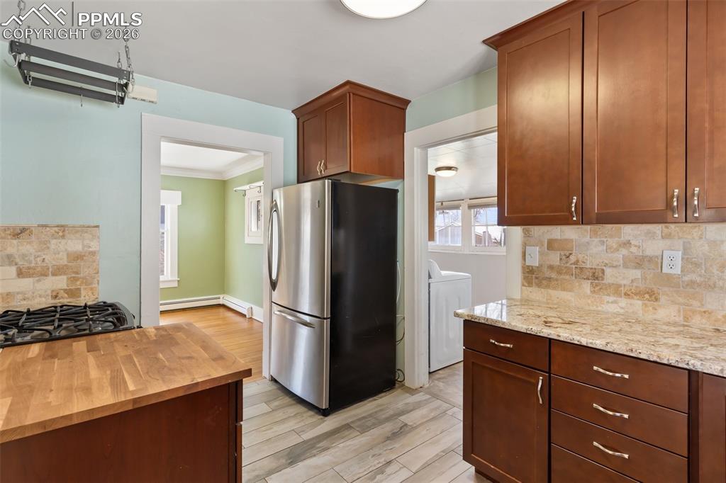 Image 14 of 31: Kitchen