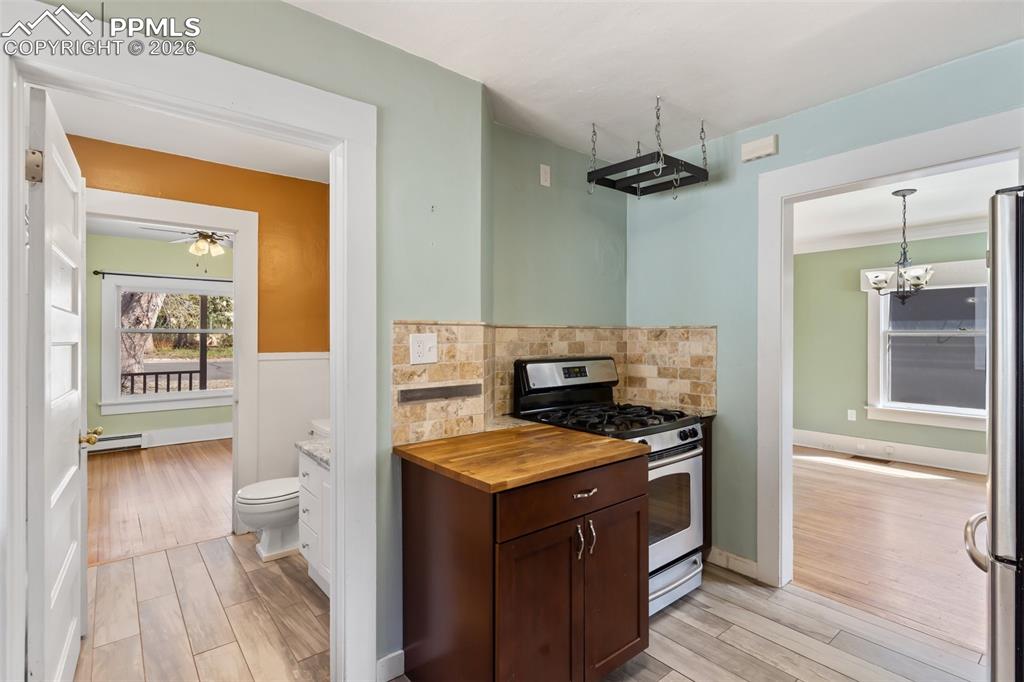 Image 15 of 31: Kitchen