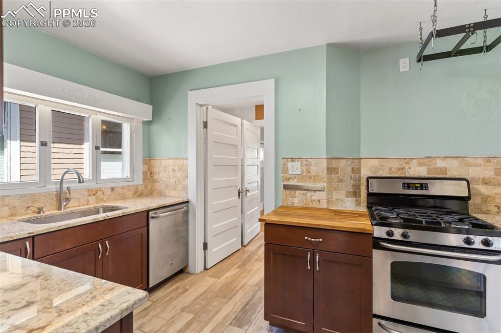 Image 16 of 31: Kitchen