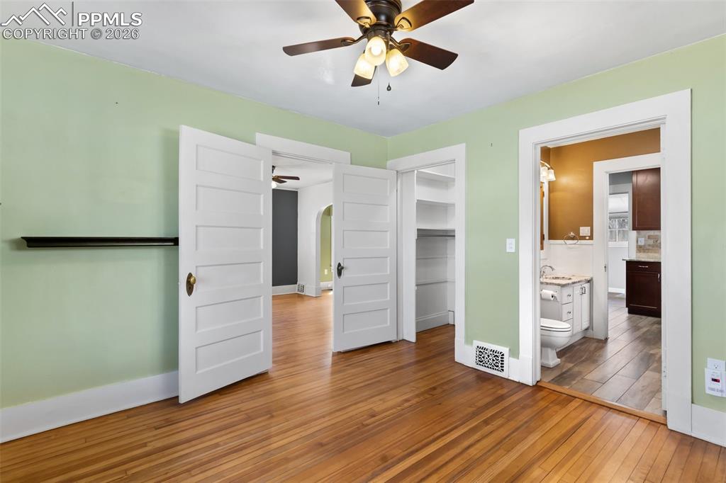Image 19 of 31: Bedroom