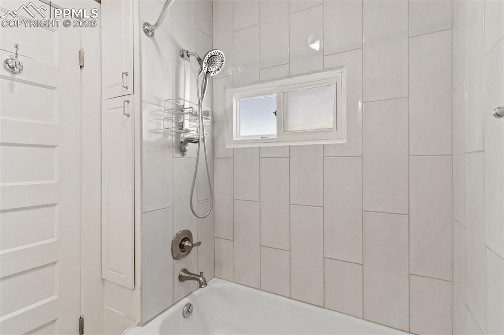 Image 25 of 31: Bathroom