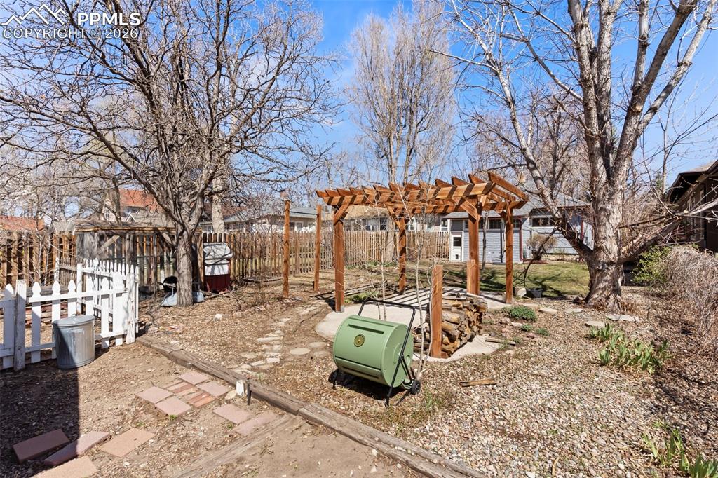Image 4 of 31: Yard