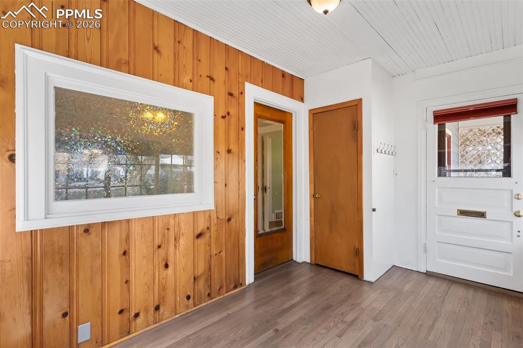 Image 6 of 31: Entry