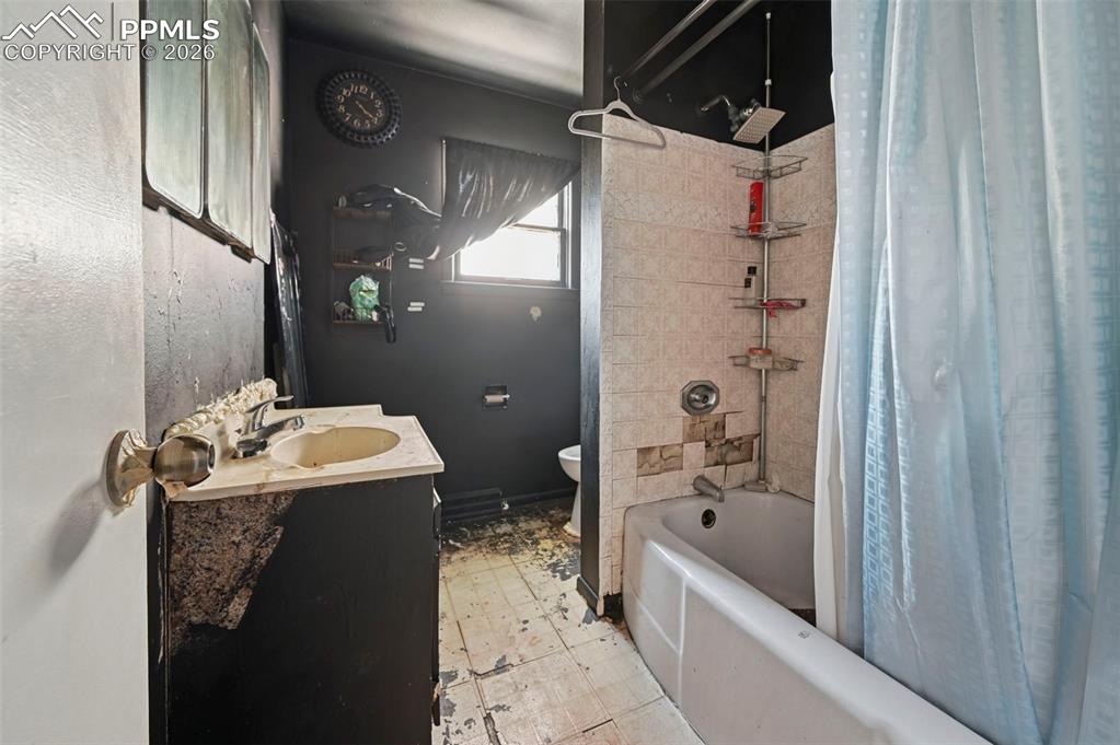 Image 10 of 27: Upstairs Full Bath