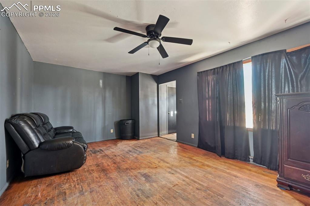 Image 3 of 27: Entry