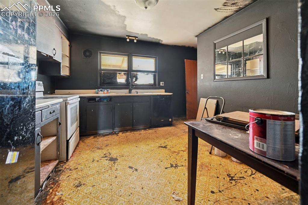 Image 6 of 27: Kitchen