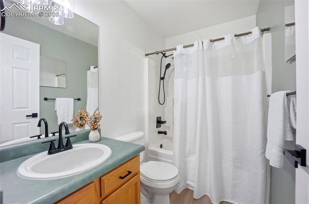 Image 21 of 42: Bathroom