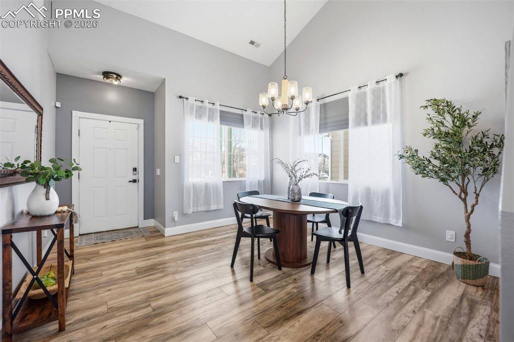 Image 6 of 42: Dining Area