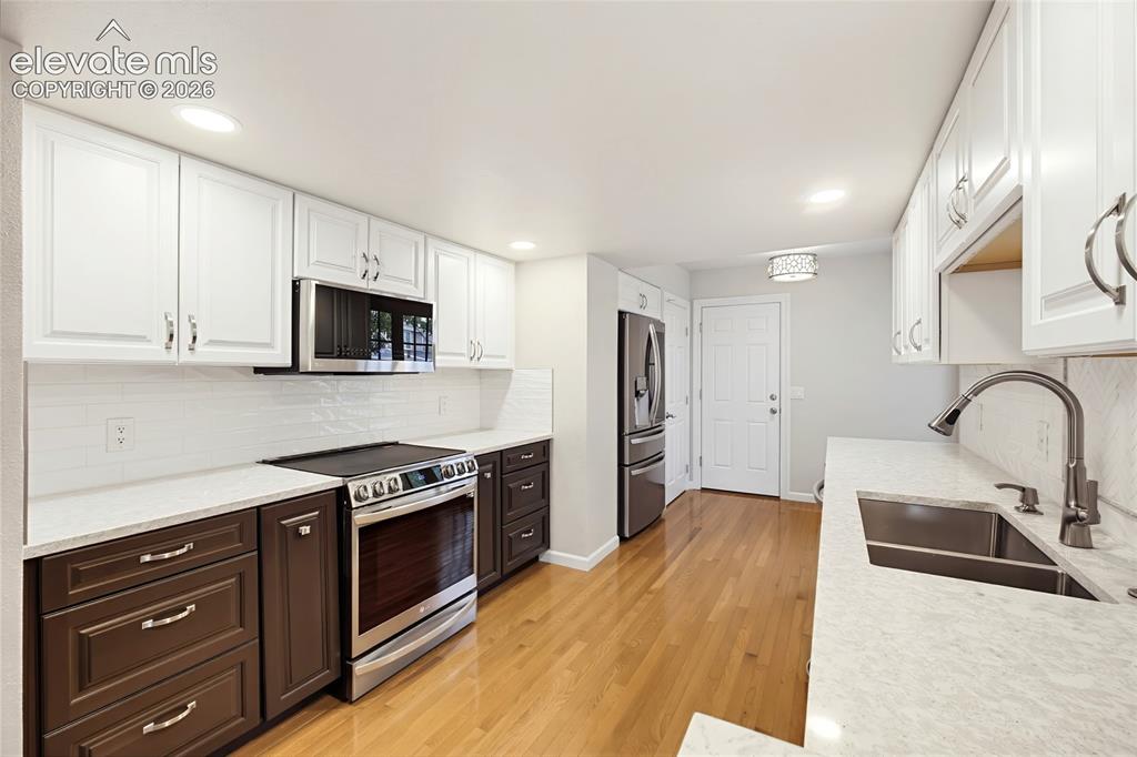Image 10 of 44: Kitchen