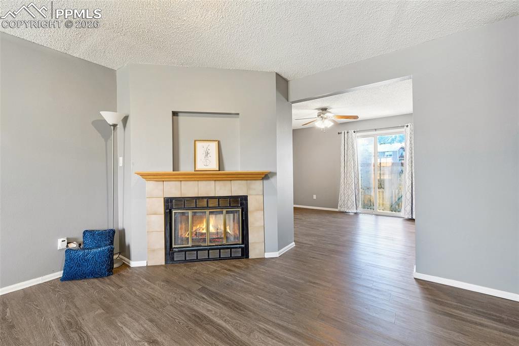 Image 11 of 27: Living Room