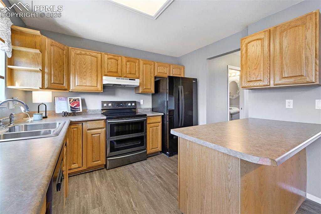 Image 14 of 27: Kitchen