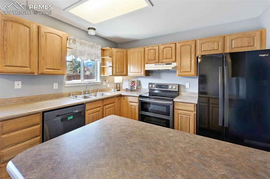 Image 15 of 27: Kitchen