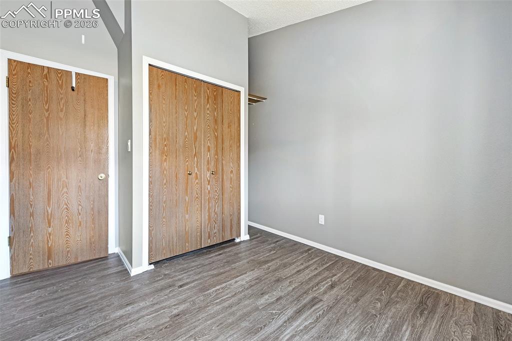 Image 17 of 27: Bedroom