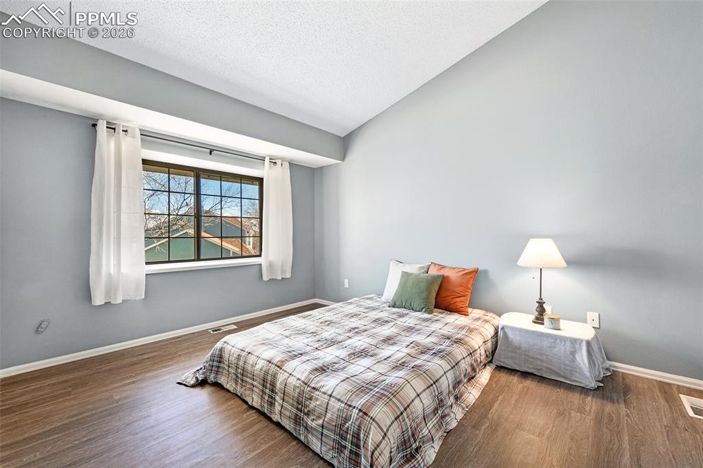 Image 21 of 27: Bedroom