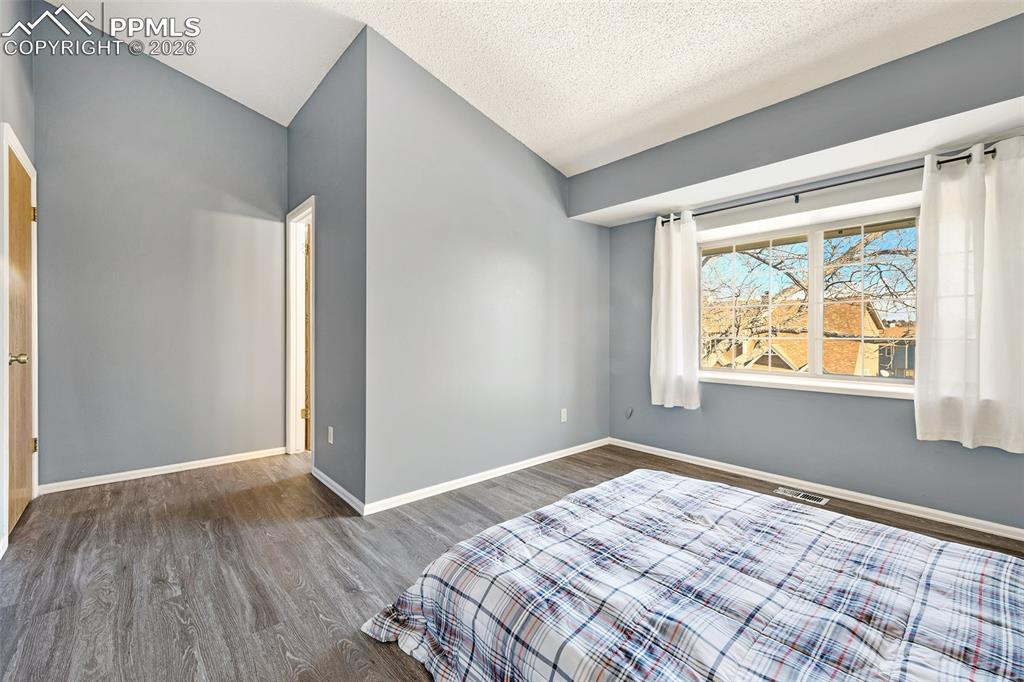 Image 23 of 27: Bedroom